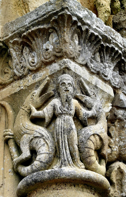vouvant-sculpture-facade-eglise vouvant-sculpture-facade-eglise
